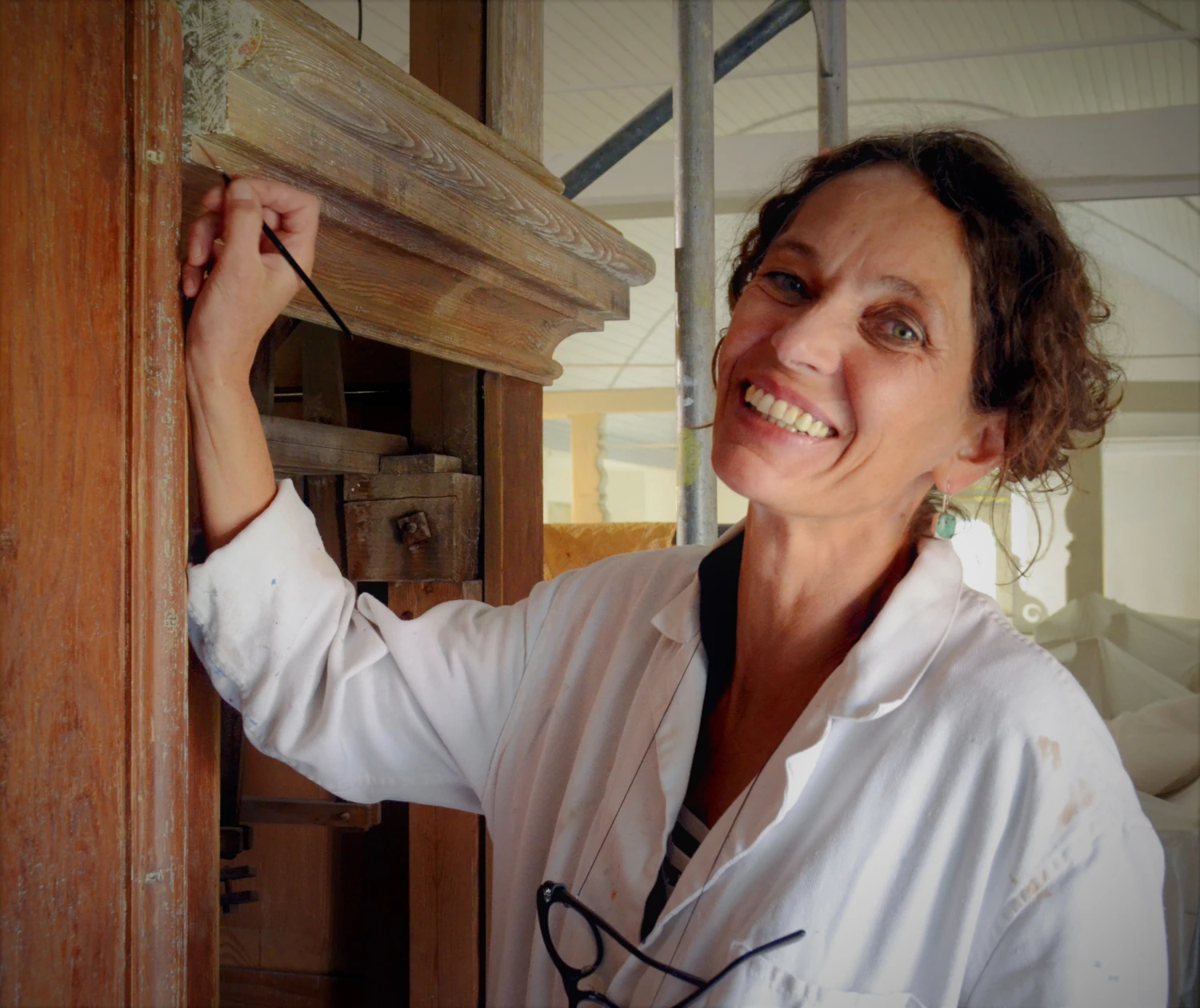 Restauratorin Annette Bohrloch bei der Arbeit